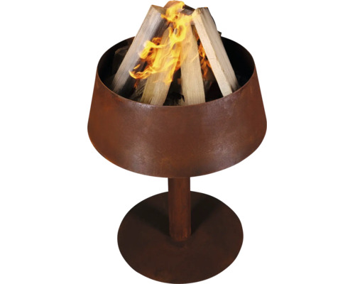 Feuerstelle aus rostfarbenem Metall mit brennenden Holzscheiten auf einem Standfuß.