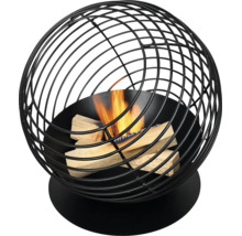 Kugelförmige Feuerschale aus schwarzem Metall mit Gitterstruktur, brennendem Holz und sichtbarer Flamme.
