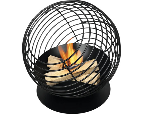 Kugelförmige Feuerschale aus schwarzem Metall mit Gitterstruktur, brennendem Holz und sichtbarer Flamme.