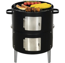 Schwarzer Holzkohle-Räucherofen mit zwei silbernen Türen, Grillrost und Grillgut wie Mais und Würstchen.