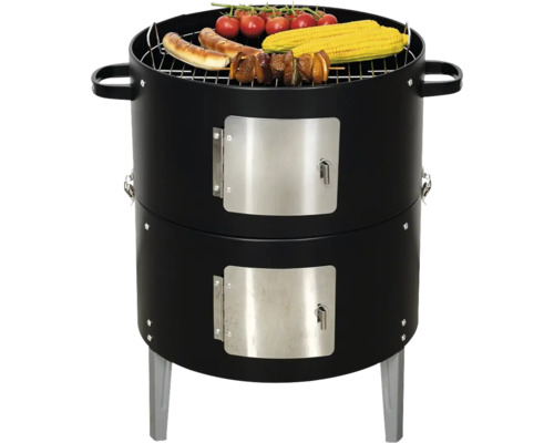 Schwarzer Holzkohle-Räucherofen mit zwei silbernen Türen, Grillrost und Grillgut wie Mais und Würstchen.