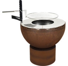 Brasero en acier Corten avec anneau de cuisson, grille de cuisson pivotante et réglable en hauteur sur un socle.