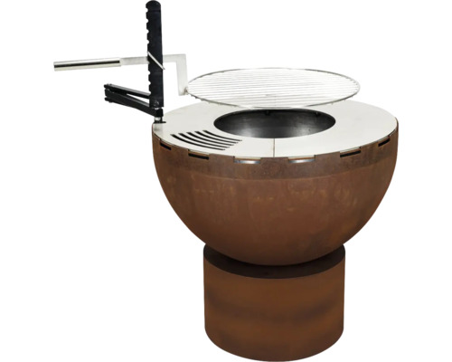 Brasero en acier Corten avec anneau de cuisson, grille de cuisson pivotante et réglable en hauteur sur un socle.