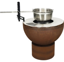 Brasero en acier aspect rouille avec anneau de cuisson et bras pivotant pour une marmite en acier inoxydable.