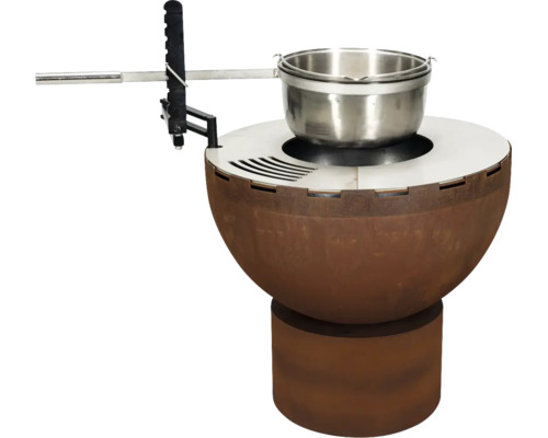 Brasero en acier aspect rouille avec anneau de cuisson et bras pivotant pour une marmite en acier inoxydable.