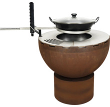 Brasero aspect rouille avec anneau de cuisson, support wok pivotant et poêle wok avec couvercle en verre.