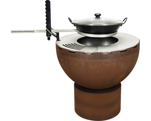 Brasero aspect rouille avec anneau de cuisson, support wok pivotant et poêle wok avec couvercle en verre.