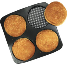 Burger-Backform für vier Brötchen mit perforiertem Boden und Sesambrötchen.