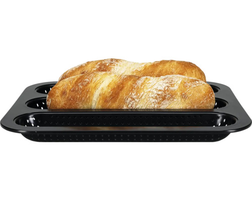 Baguette-Backform für drei Baguettes, gelocht, mit zwei fertig gebackenen Baguettes.