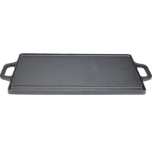 Plaque de cuisson rectangulaire noire en fonte avec deux poignées latérales.