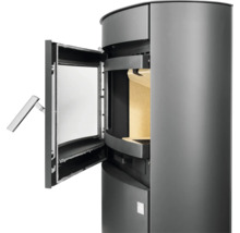 Poêle à bois anthracite avec porte vitrée ouverte et foyer clair.