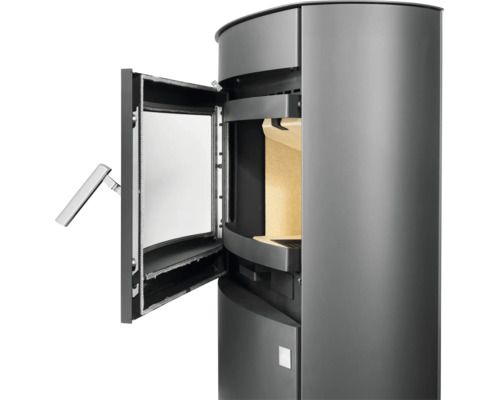 Poêle à bois anthracite avec porte vitrée ouverte et foyer clair.