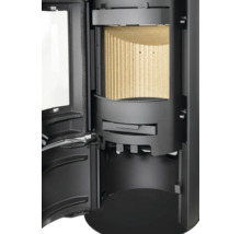 Vue intérieure d'un poêle à bois avec porte ouverte, chambre de combustion avec revêtement en vermiculite rainuré et éléments de commande.
