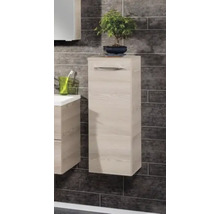 Meuble de salle de bain suspendu aspect bois avec poignée argentée sur un mur carrelé.