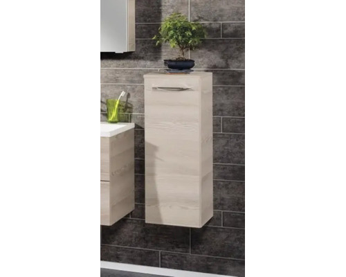 Meuble de salle de bain suspendu aspect bois avec poignée argentée sur un mur carrelé.