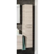Badezimmer-Hochschrank in Holzoptik mit zwei Türen und Metallgriffen montiert an einer gefliesten Wand.
