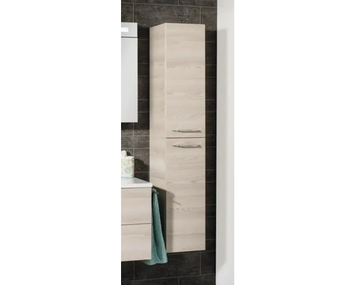 Badezimmer-Hochschrank in Holzoptik mit zwei Türen und Metallgriffen montiert an einer gefliesten Wand.