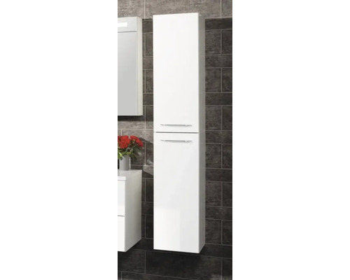 Weißer Hochglanz-Badezimmer-Hochschrank mit zwei Türen und silbernen Griffen vor einer dunklen Fliesenwand.