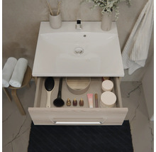 Moderner Waschbeckenunterschrank mit weissem Waschbecken und offener Schublade inklusive Organizer für Badutensilien.