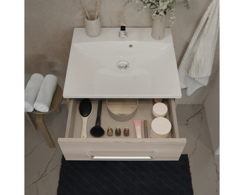 Moderner Waschbeckenunterschrank mit weissem Waschbecken und offener Schublade inklusive Organizer für Badutensilien.