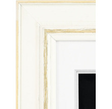 Nahaufnahme einer Bilderrahmen-Ecke aus Holz im Vintage-Design mit weißem Passepartout.