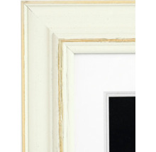 Detail eines weissen Bilderrahmens aus Holz im Shabby-Chic-Stil mit Passepartout.