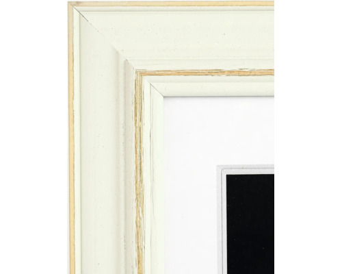 Detail eines weissen Bilderrahmens aus Holz im Shabby-Chic-Stil mit Passepartout.