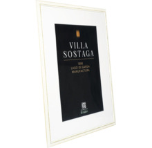 Bilderrahmen mit Passepartout und Villa Sostaga Poster, weiß mit Goldkante.
