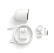 Kit de caméra de surveillance comprenant une caméra, un câble de charge, un adaptateur secteur, un support magnétique, une vis et une cheville.