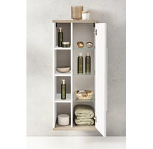 Armoire murale de salle de bains moderne avec porte ouverte, plusieurs étagères garnies de produits de toilette, serviettes et décoration.
