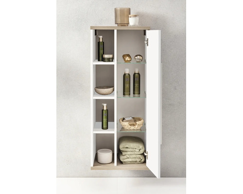 Armoire murale de salle de bains moderne avec porte ouverte, plusieurs étagères garnies de produits de toilette, serviettes et décoration.