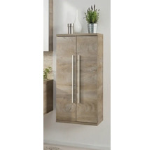 Armoire de salle de bain murale aspect bois avec deux portes et de longues poignées argentées dans une pièce lumineuse.
