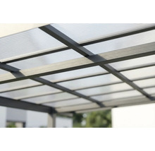 Toiture de terrasse avec plaques alvéolaires en polycarbonate et structure métallique sombre en gros plan.