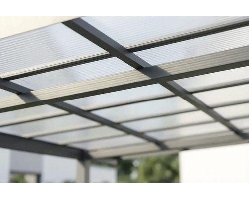Toiture de terrasse avec plaques alvéolaires en polycarbonate et structure métallique sombre en gros plan.