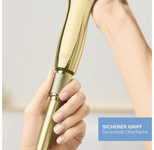 Goldfarbene ausziehbare Küchenbrause mit Grohe Logo und gerändelter Oberfläche für sicheren Halt, gehalten von zwei Händen.