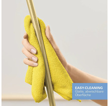 Eine Hand reinigt eine glatte Metallstange mit einem gelben Tuch. Easy-Cleaning-Funktion für abwischbare Oberflächen.