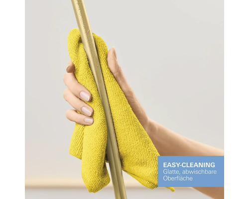 Eine Hand reinigt eine glatte Metallstange mit einem gelben Tuch. Easy-Cleaning-Funktion für abwischbare Oberflächen.