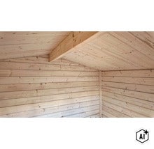 Innenansicht eines Gartenhauses aus unbehandeltem Massivholz mit sichtbaren Wandbohlen und Dachbalken. (Image AI modified or generated)