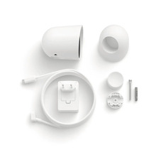 Kit de caméra de surveillance blanc comprenant caméra, support magnétique, câble de charge, adaptateur secteur, plaque murale, vis et cheville.