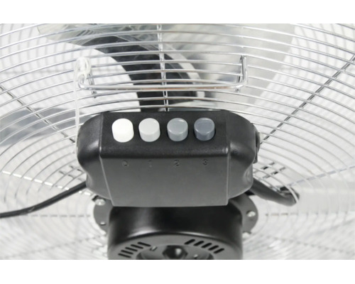 Nahaufnahme eines Ventilator-Bedienfelds aus Metall mit vier Druckknöpfen für die Geschwindigkeitsstufen 0 bis 3.