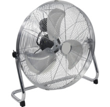 Bodenventilator aus Metall in Chrom-Optik mit drei Flügeln und Schutzgitter.