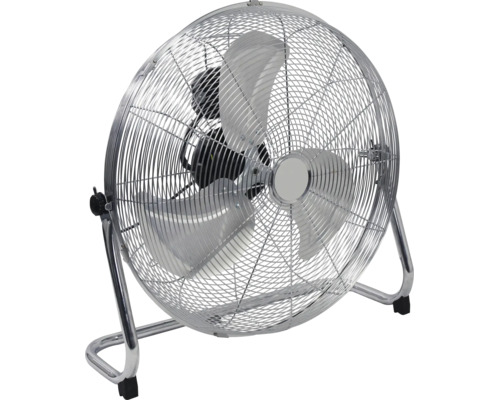 Bodenventilator aus Metall in Chrom-Optik mit drei Flügeln und Schutzgitter.