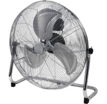 Bodenventilator aus Metall in Chrom-Optik mit drei Flügeln und Schutzgitter.