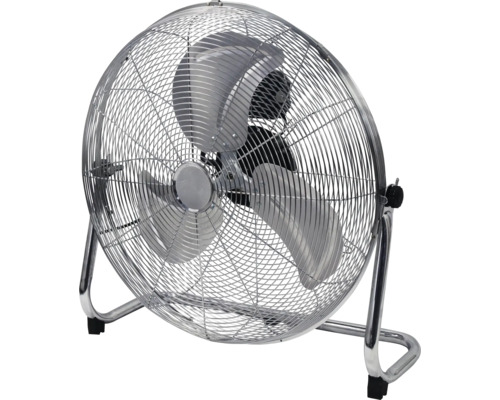 Bodenventilator aus Metall in Chrom-Optik mit drei Flügeln und Schutzgitter.