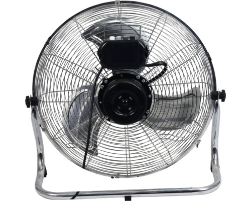 Rückansicht eines Bodenventilators aus Metall mit Schutzgitter und drei Flügeln.