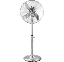 Höhenverstellbarer Standventilator aus verchromtem Metall mit rundem Standfuß und vier Rotorblättern hinter einem Schutzgitter.