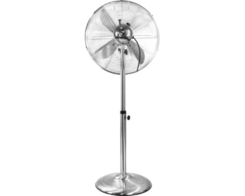 Höhenverstellbarer Standventilator aus verchromtem Metall mit rundem Standfuß und vier Rotorblättern hinter einem Schutzgitter.