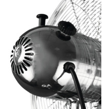 Rückansicht eines Metallventilators mit Bedienelementen für Geschwindigkeit und Oszillation sowie Belüftungsschlitzen am Motorgehäuse.