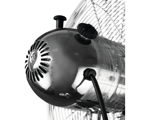 Rückansicht eines Metallventilators mit Bedienelementen für Geschwindigkeit und Oszillation sowie Belüftungsschlitzen am Motorgehäuse.