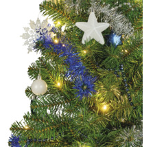Künstlicher Weihnachtsbaum dekoriert mit Sternen, Kugeln, blauer Girlande und LED Lichterkette.